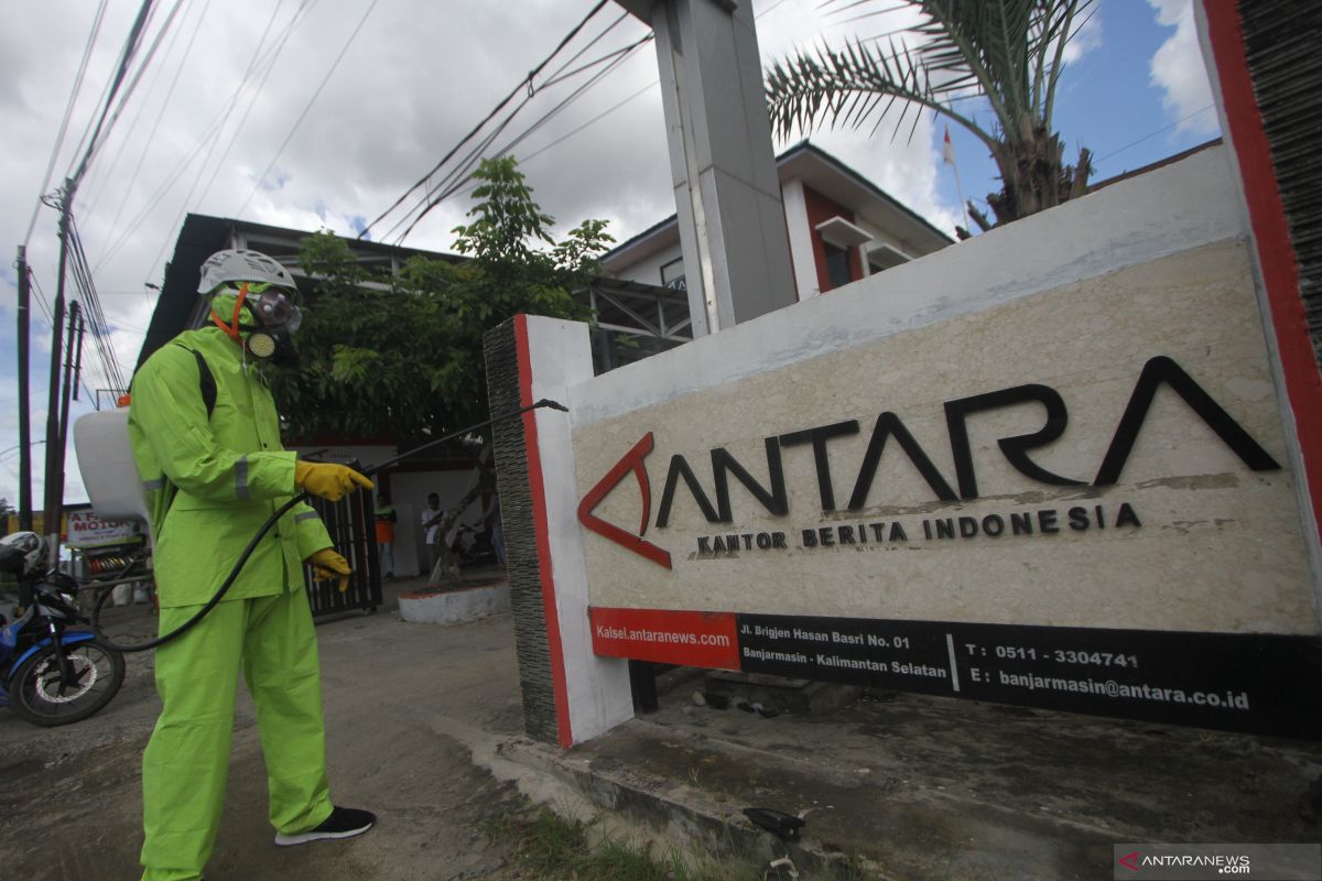 ACT semprotkan disinfektan ke kantor media di Kalsel diantaranya ANTARA
