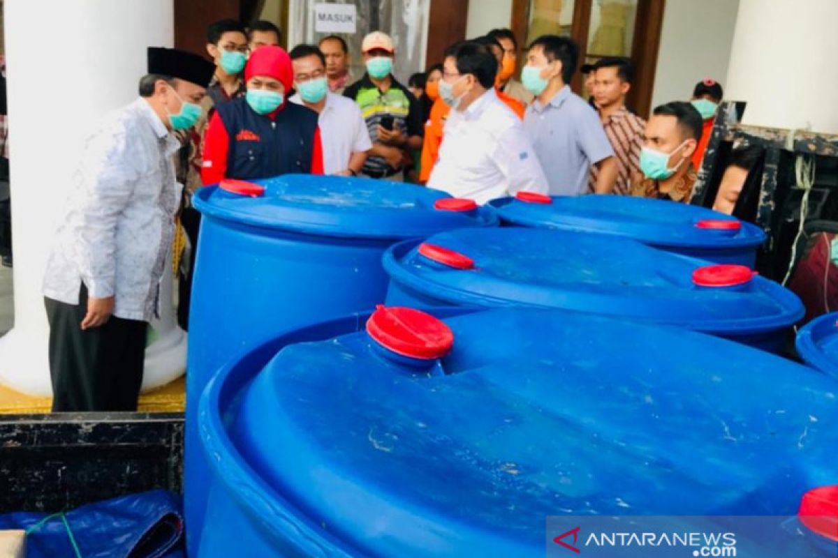 Machfud Arifin  beri bantuan 500 APD untuk tenaga medis di Jatim