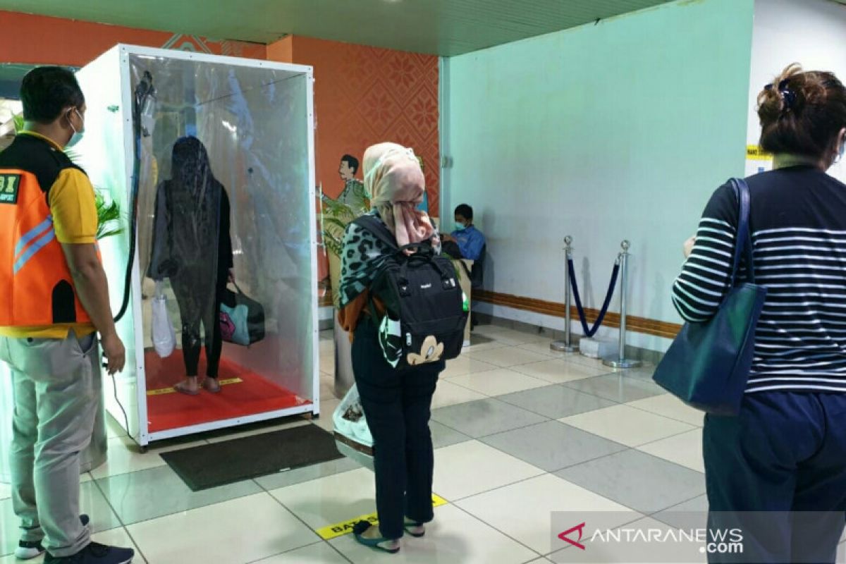 Bandara SMB II Palembang  pasang bilik disinfektan