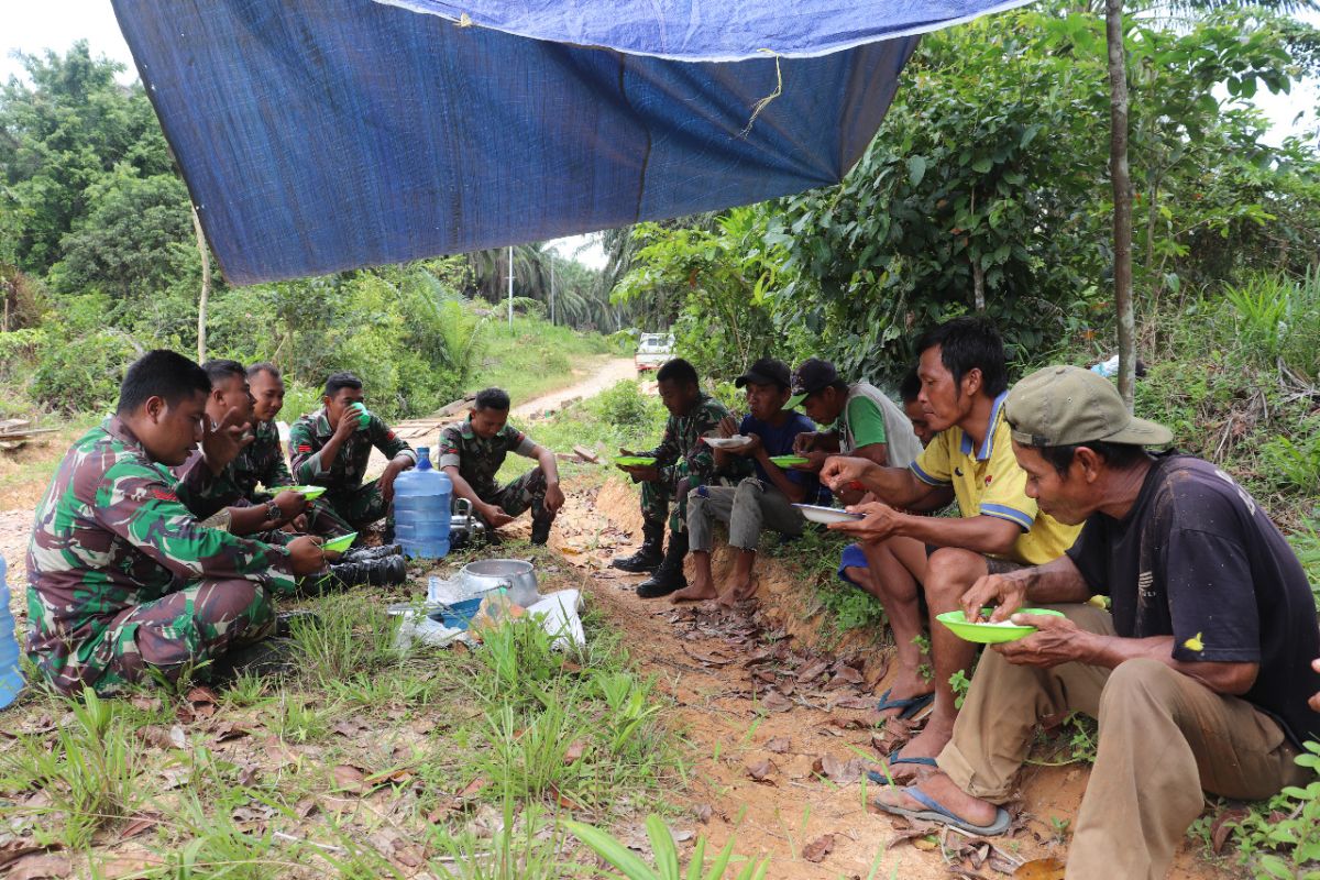 Istirahat kerja, prajurit TNI makan siang bersama warga