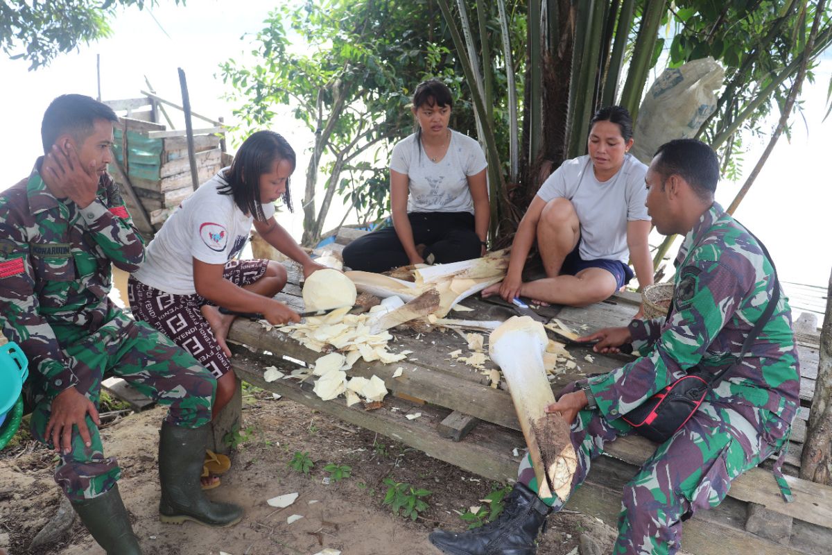 Anggota TNI bantu warga ambil umbut sawit dijadikan sayur