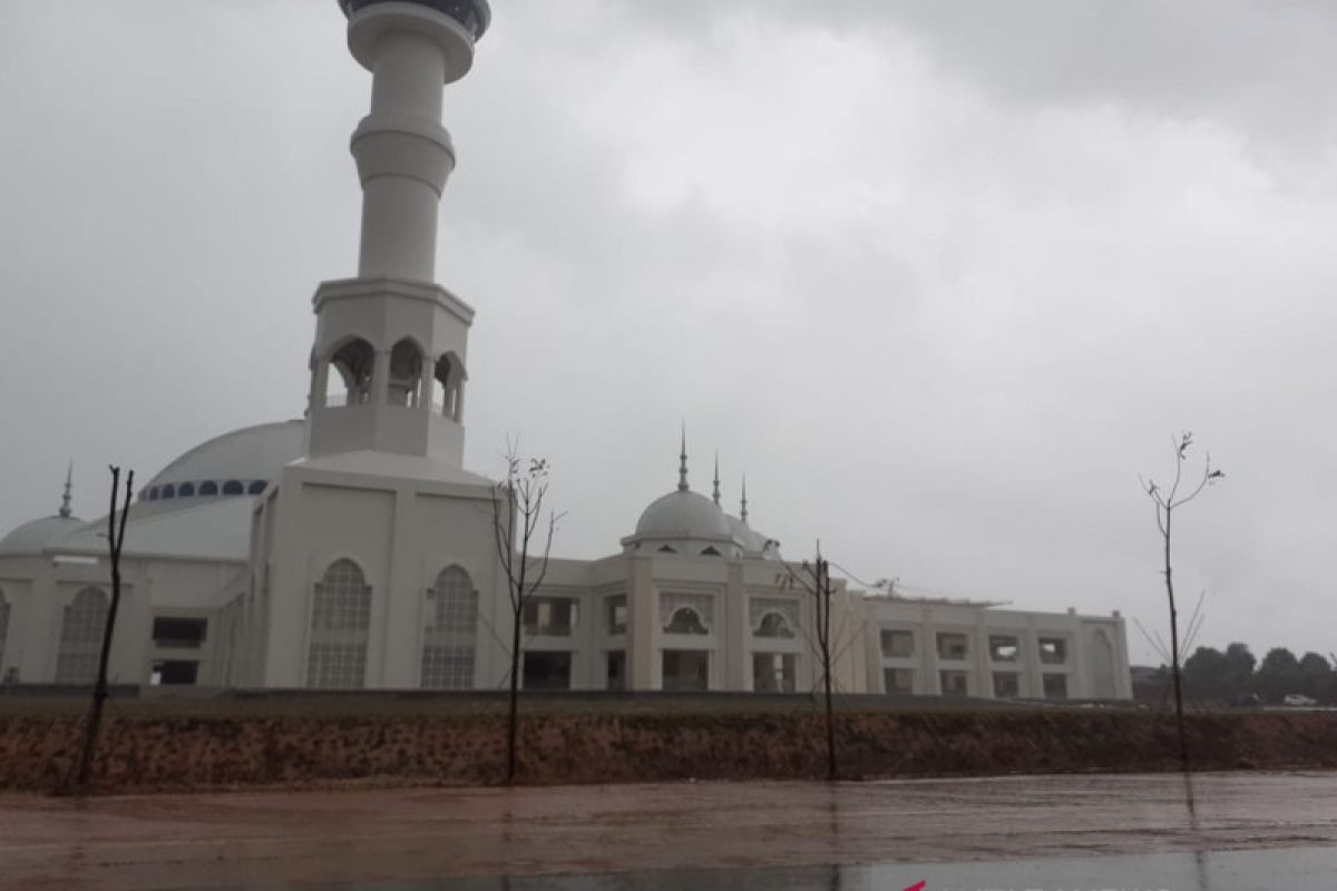 Azan di Batam serukan shalat di rumah