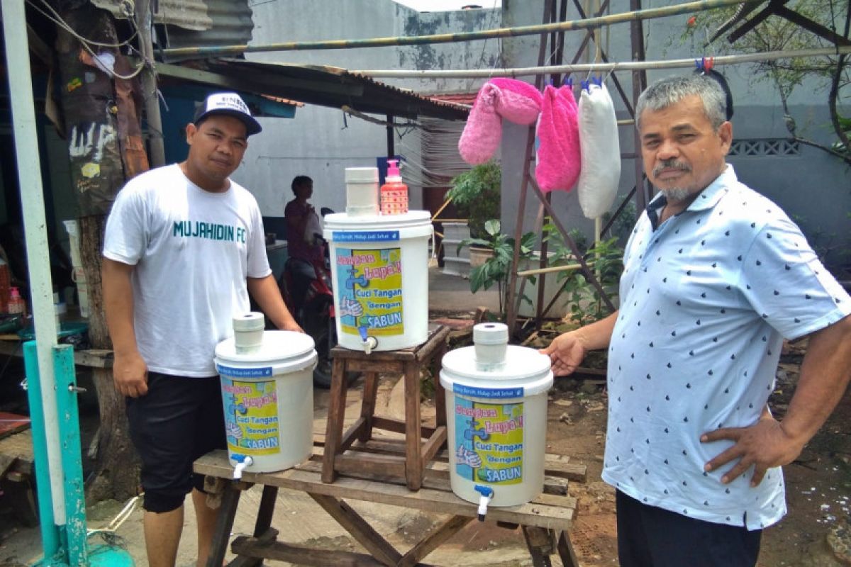 Kaleng cat hingga galon jadi sarana cuci tangan warga Jaksel