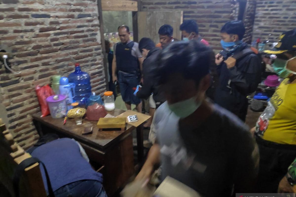 Densus tangkap lima terduga teroris di Batang, satu diantaranya tewas