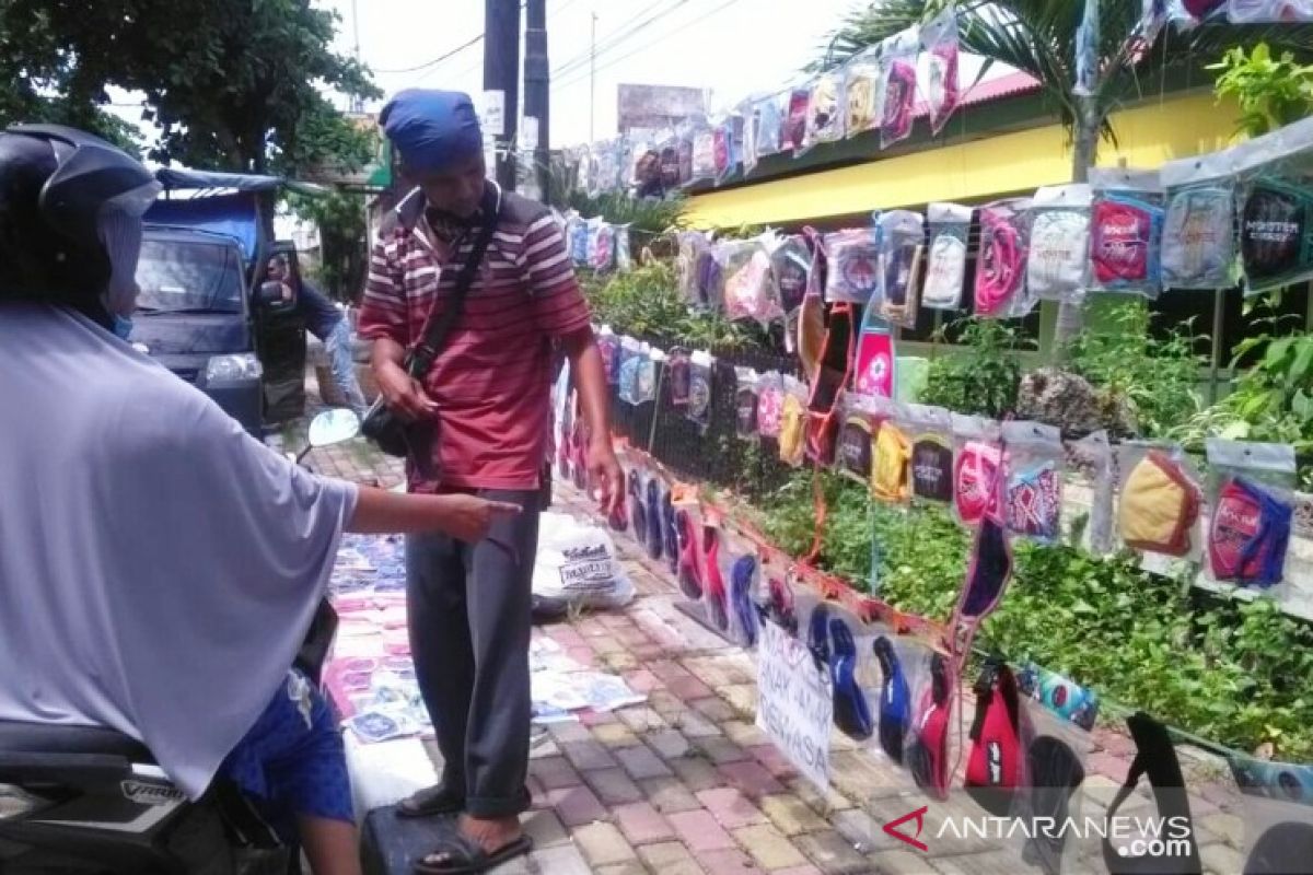 Wabah COVID-19 merebak, pedagang masker kain di Pariaman beromzet Rp500 ribu sehari