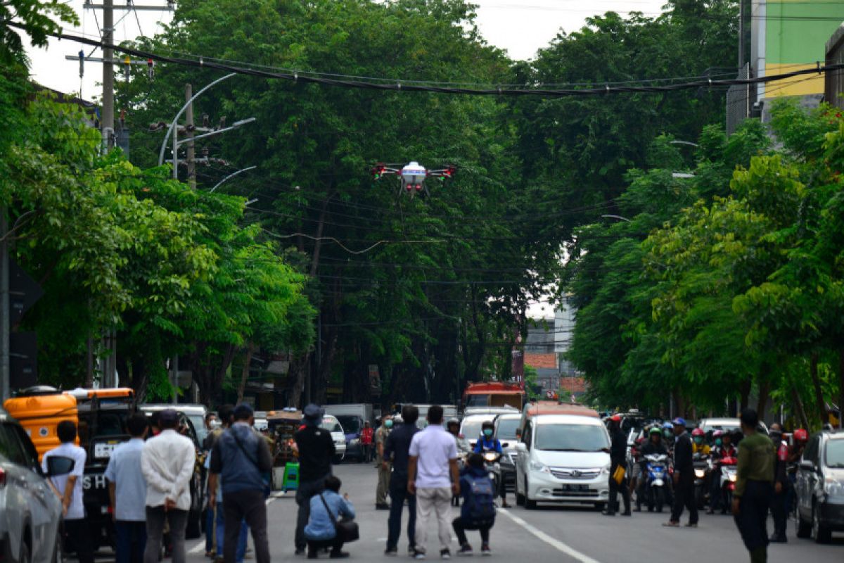 Penyemprotan disinfektan dengan drone di Surabaya gandeng komunitas