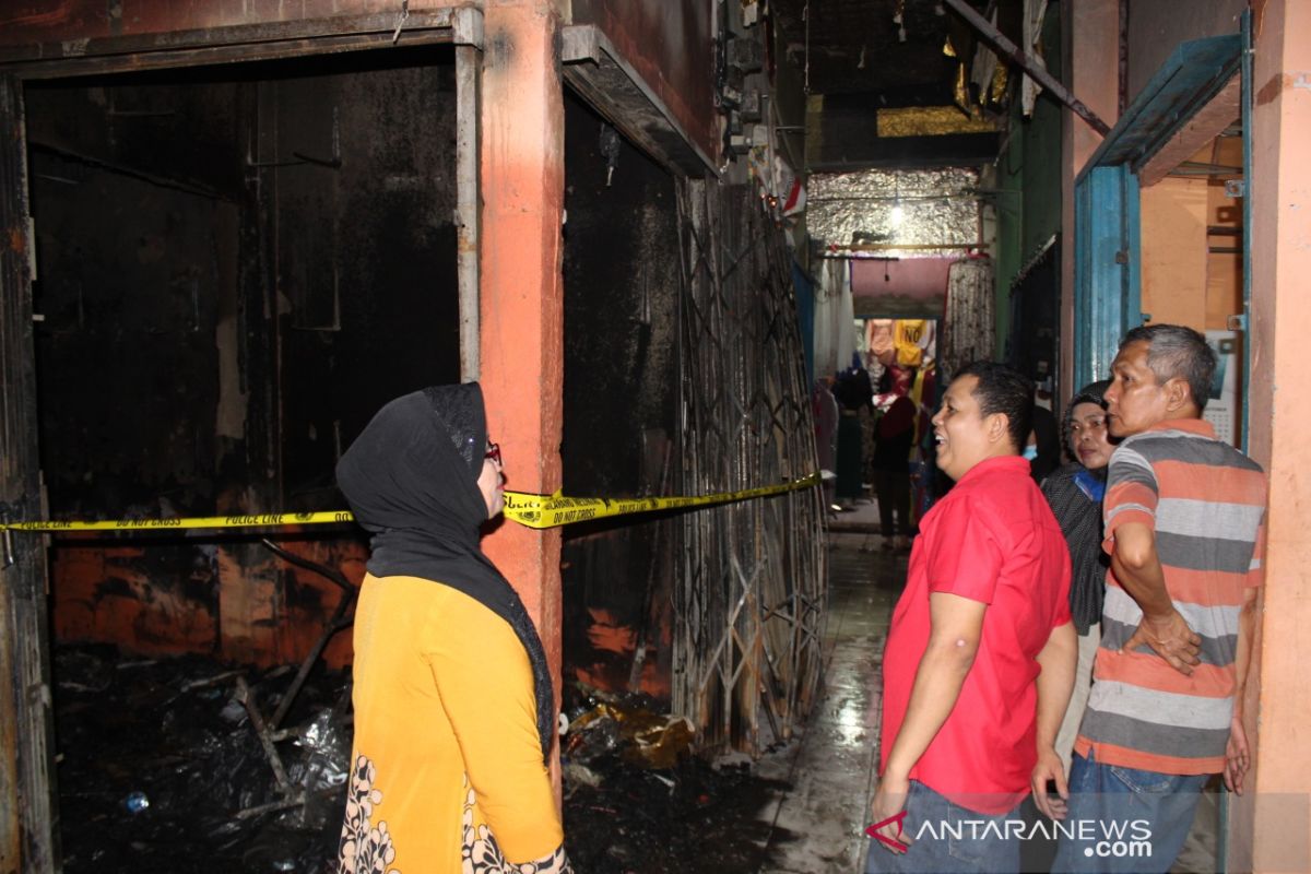 Baru diisi barang senilai ratusan juta, sebuah kios di pasar Tembilahan ludes terbakar