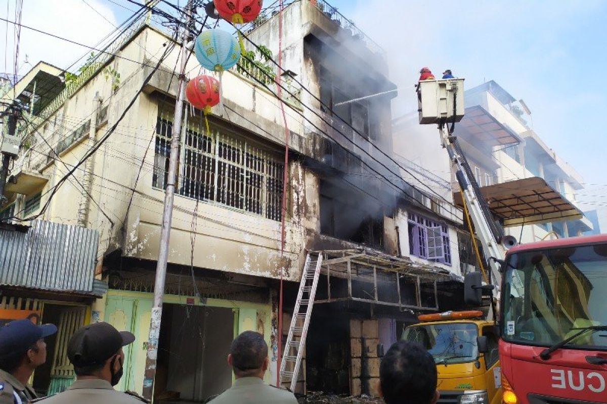 Tiga ruko terbakar, seorang penghuni meninggal