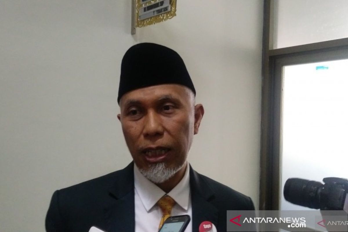 Wali Kota Padang sumbangkan gaji enam bulan untuk penanganan  COVID-19