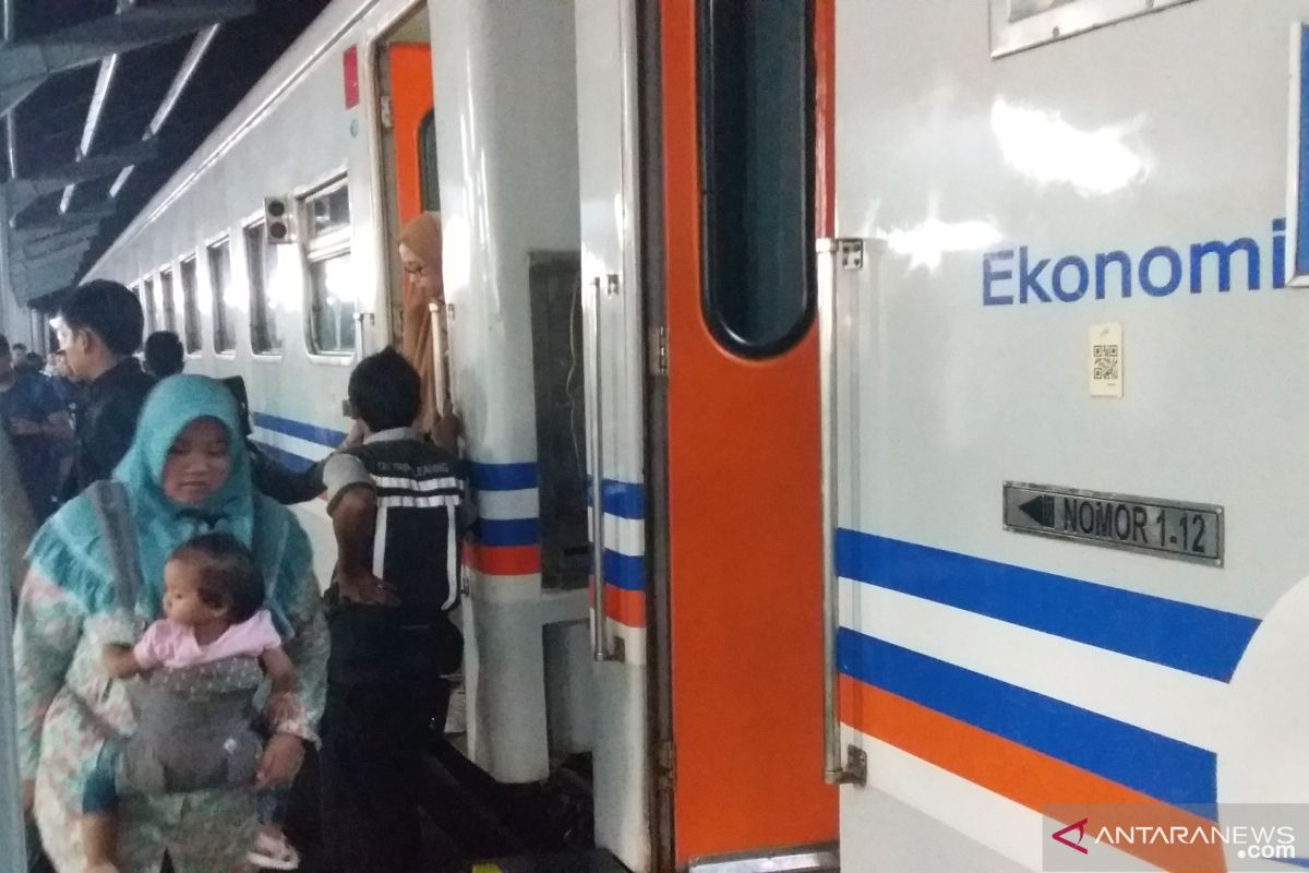 Ada 32 perjalanan kereta api lintas selatan Jawa dihentikan sementara