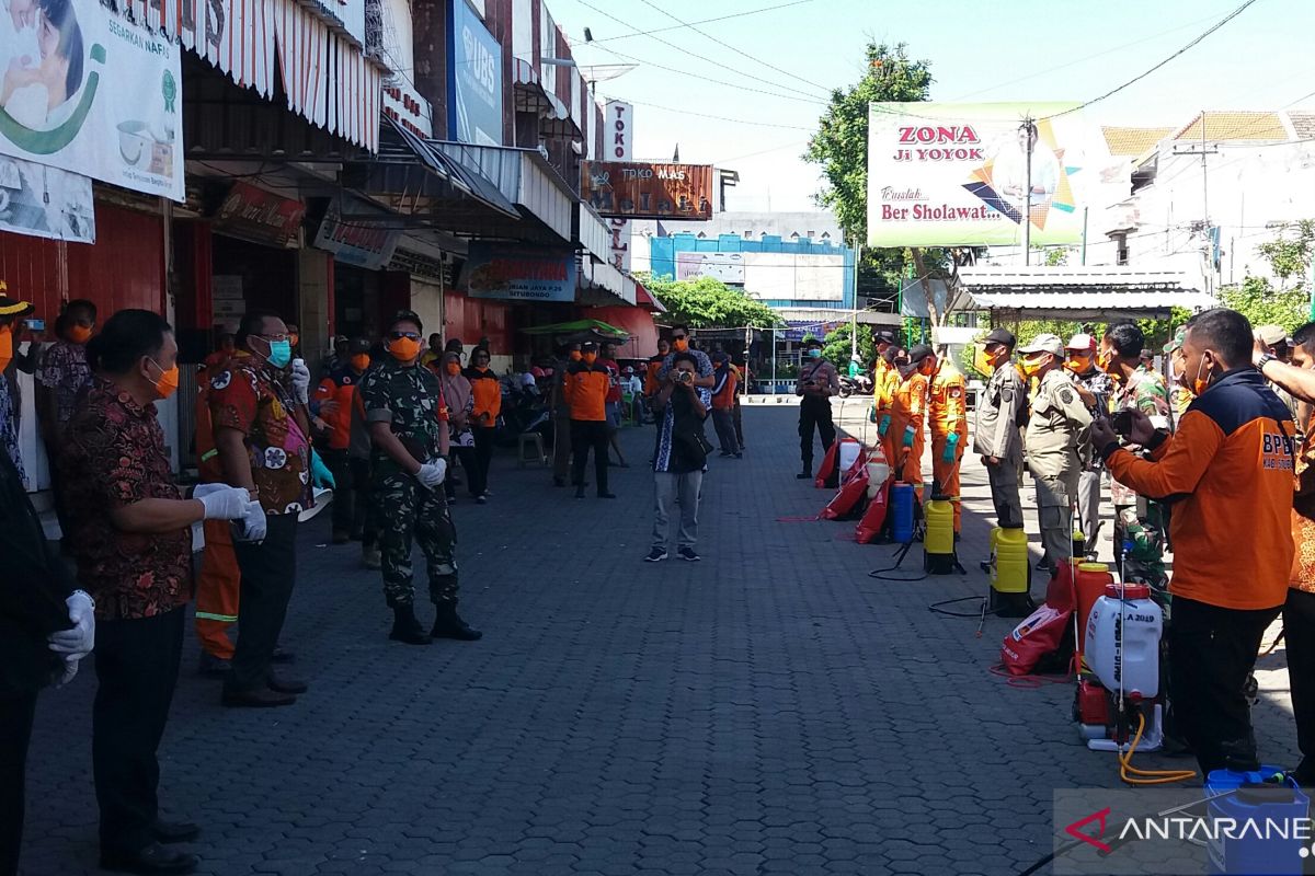 Bupati Situbondo pimpin langsung penyemprotan disinfektan di pasar (Video)