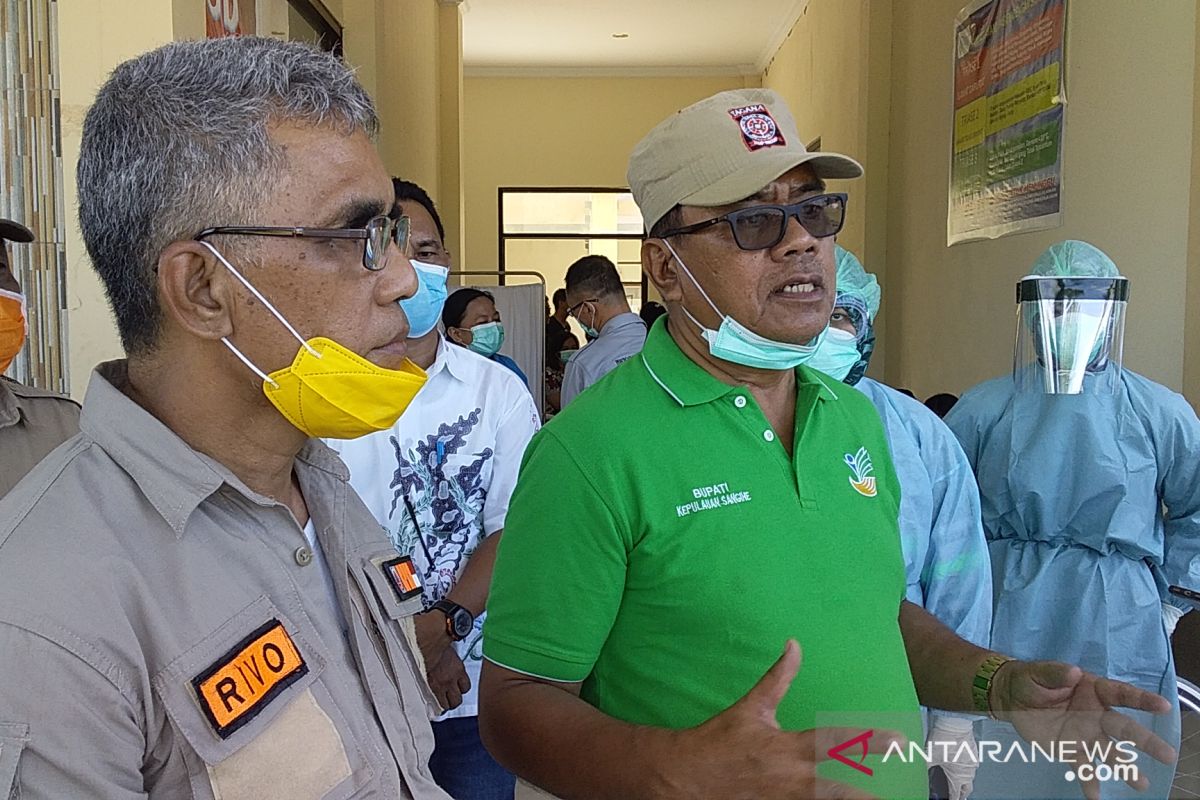 Bupati Kepulauan Sangihe mengajak masyarakat bersatu perangi COVID-19