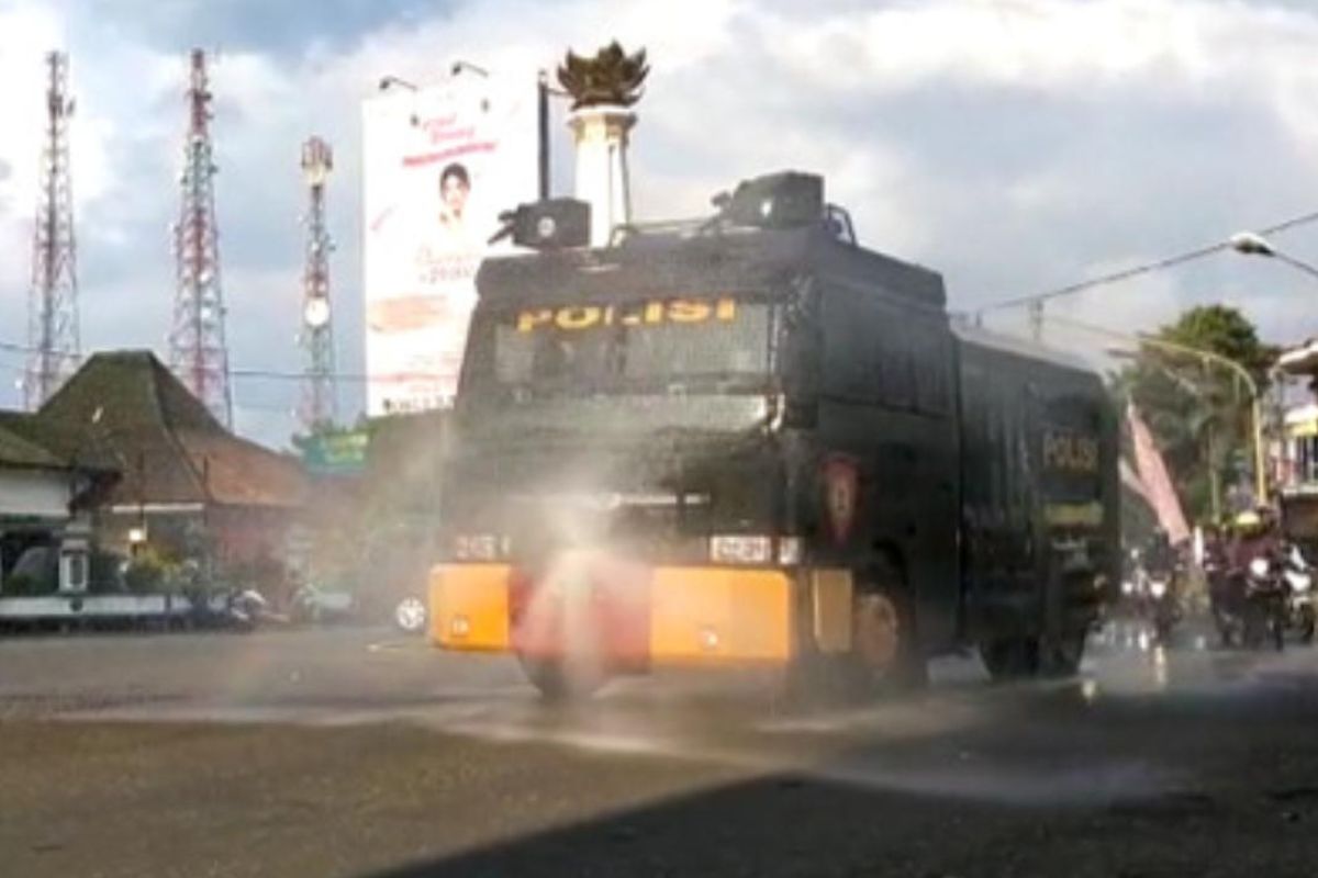 Polres Banjarnegara lakukan penyemprotan disinfektan di jalan protokol