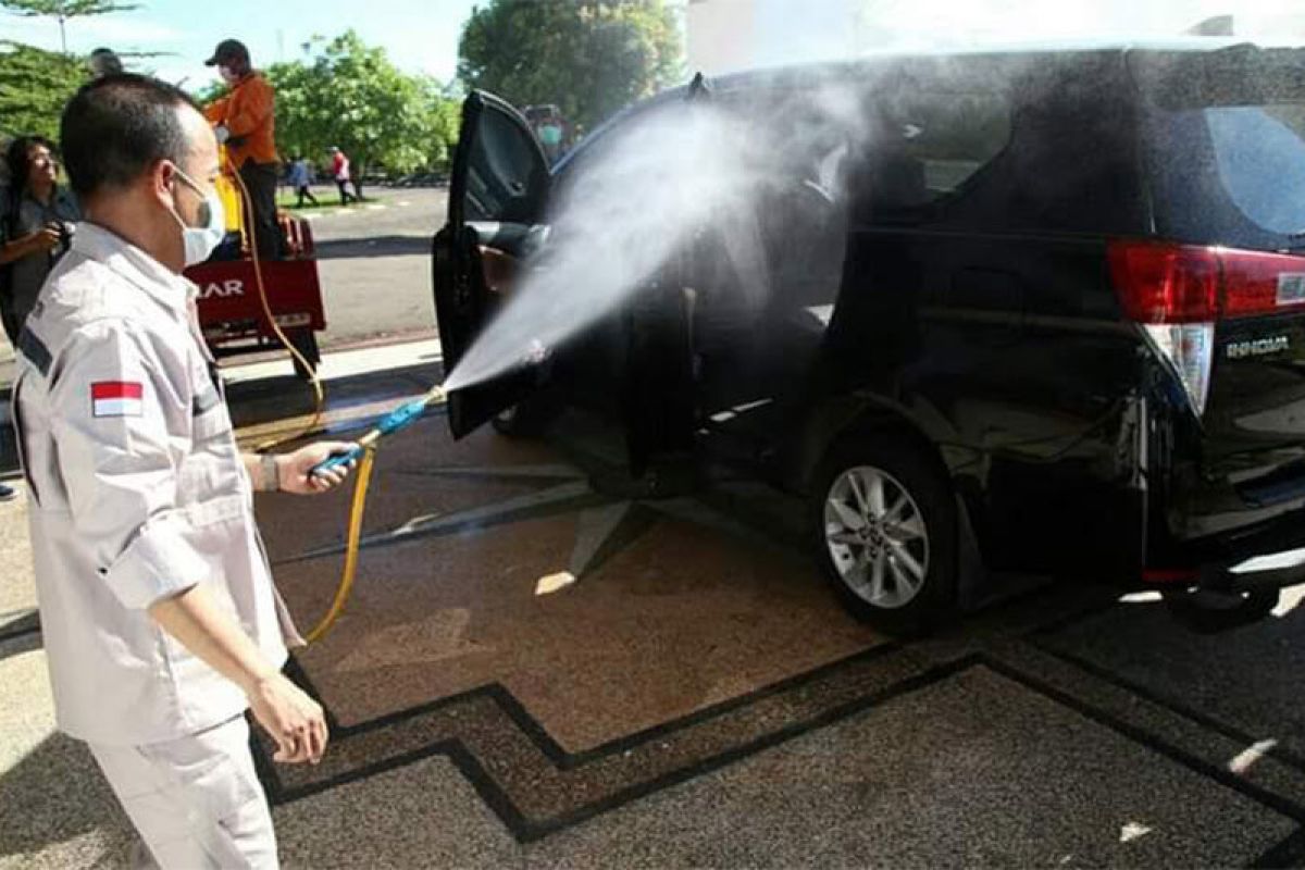 Pemkab Seruyan semprotkan massal cairan desinfektan di Kuala Pembuang