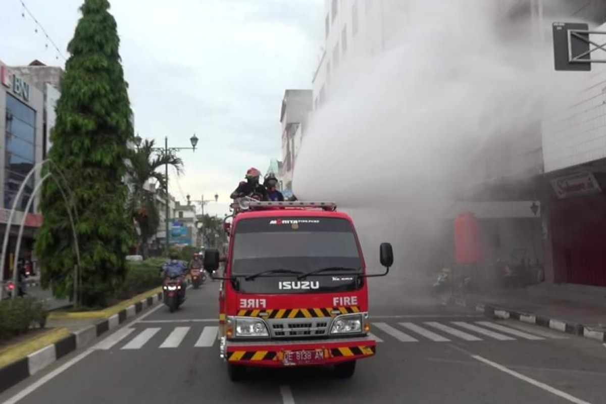 Disdamkar Ambon semprot sejumlah ruas jalan dengan cairan antikuman