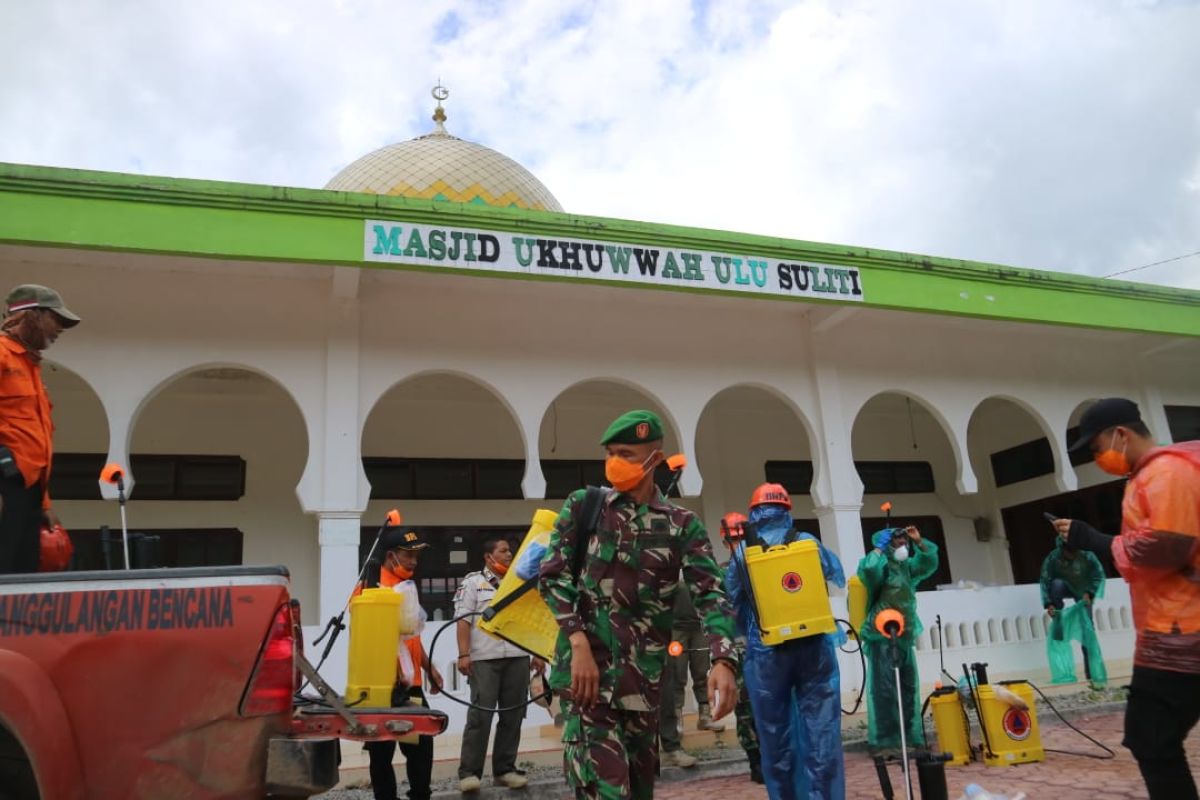 Solok Selatan semprot disinfektan fasilitas umum di tiga kecamatan