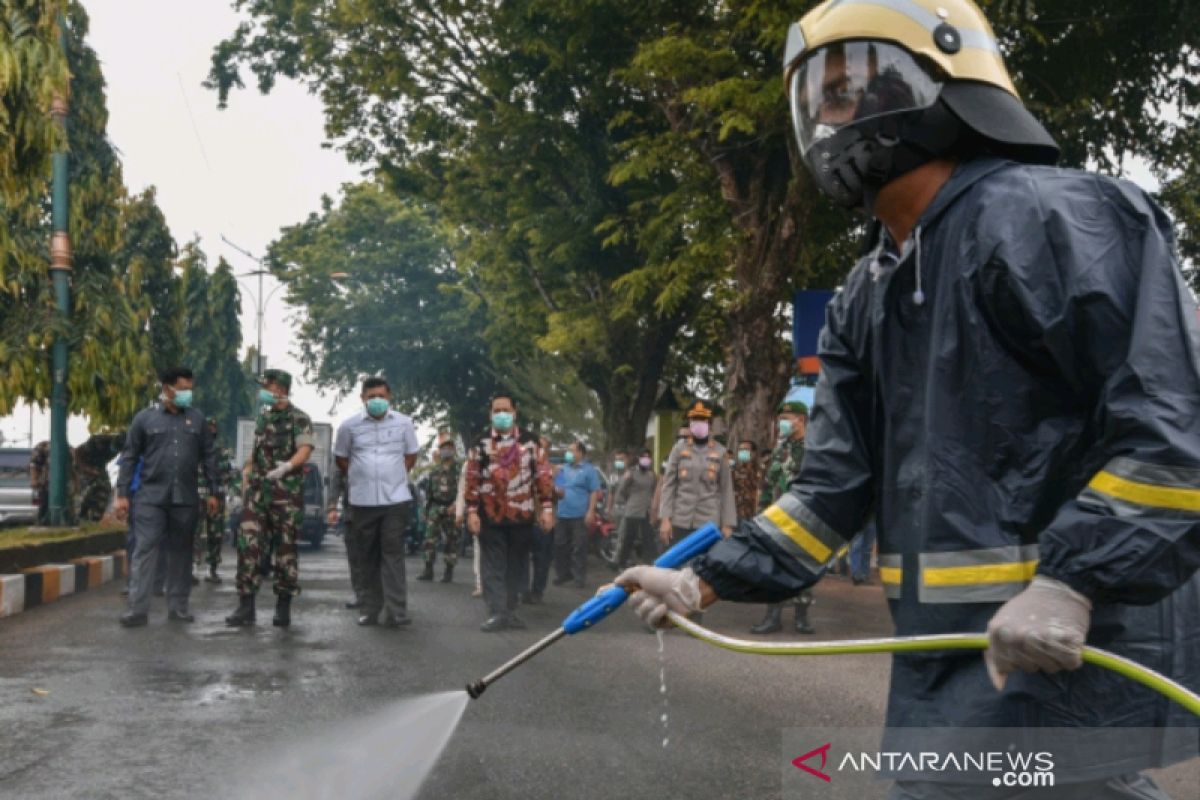 TNI bersama Polri dan pemkot lakukan penyemprotan disinfektan serentak di Padangsidimpuan