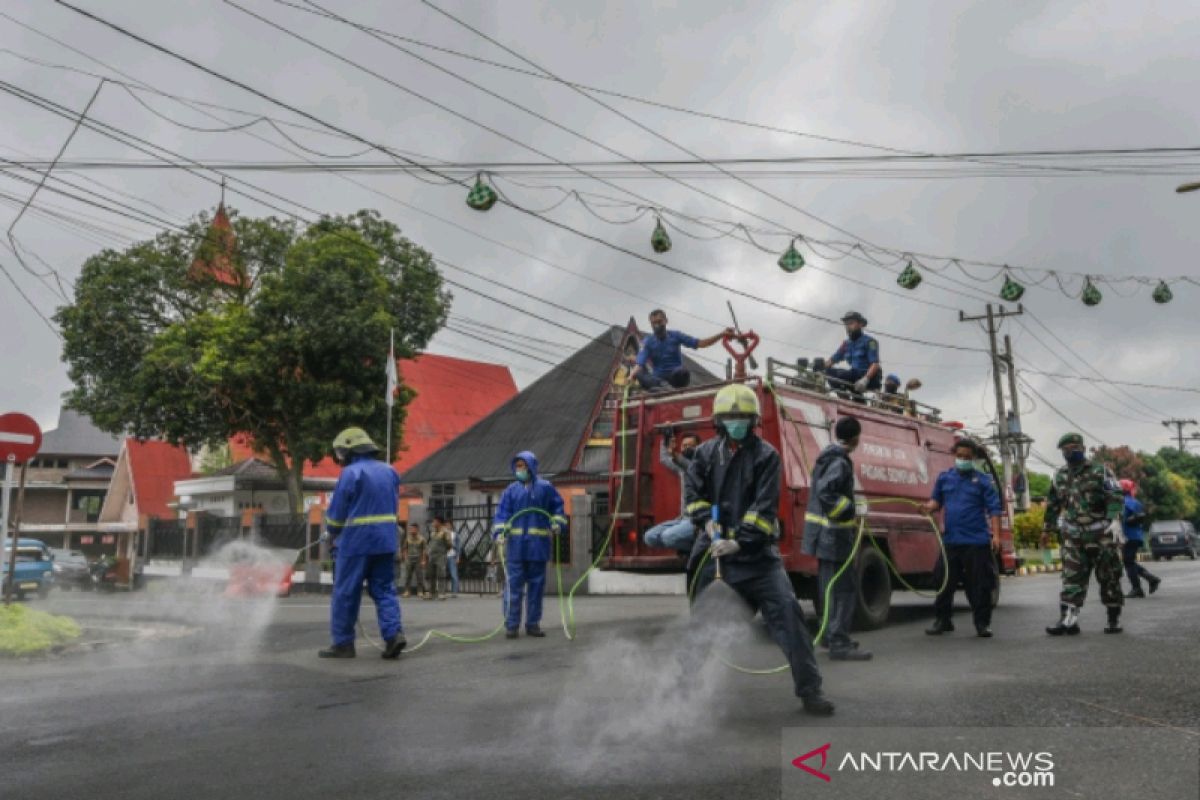 Cegah penyebaran COVID-19, Pemkot Padangsidimpuan kerahkan mobil Damkar semprot disinfektan