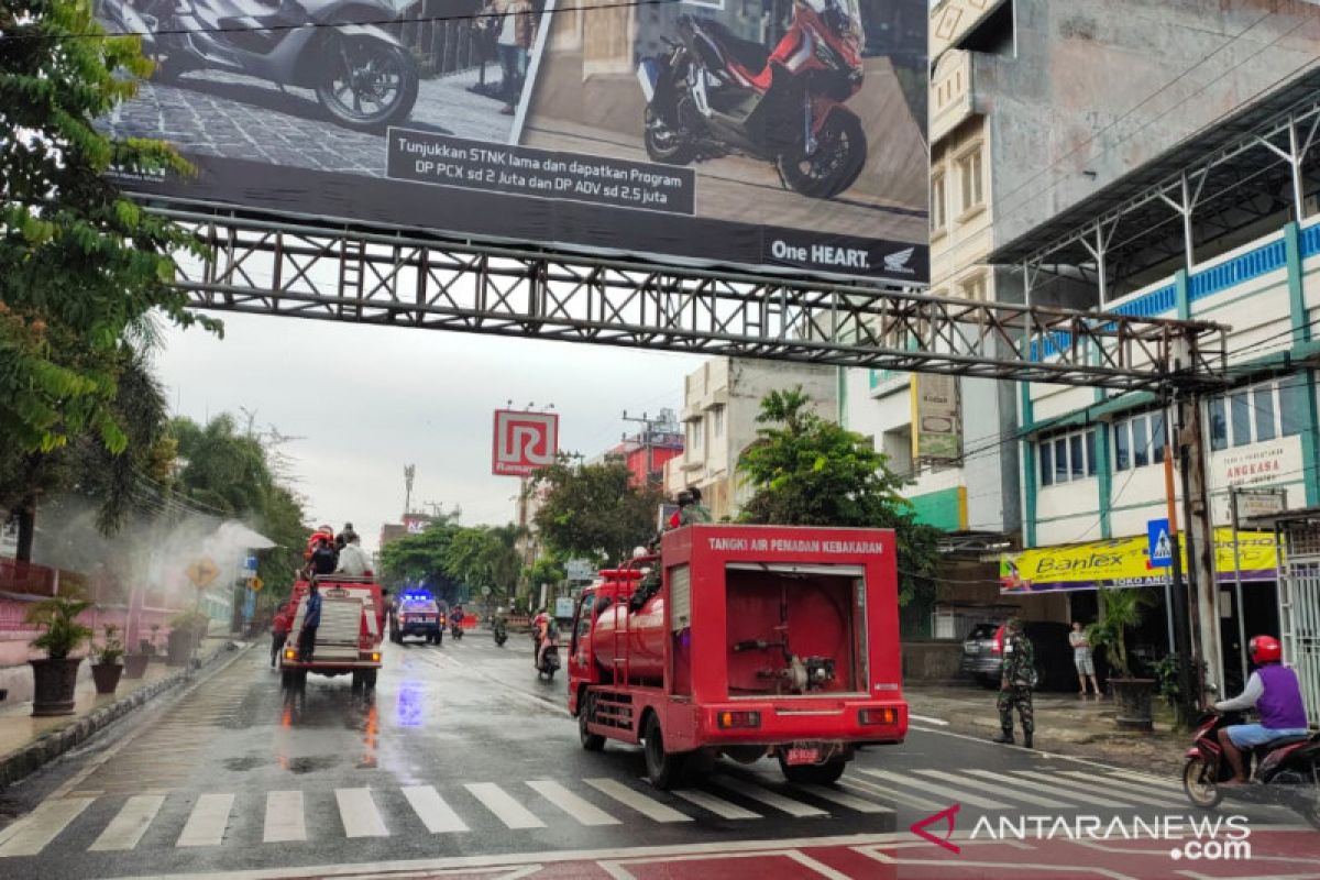 Kota Baturaja disemprot disinfektan