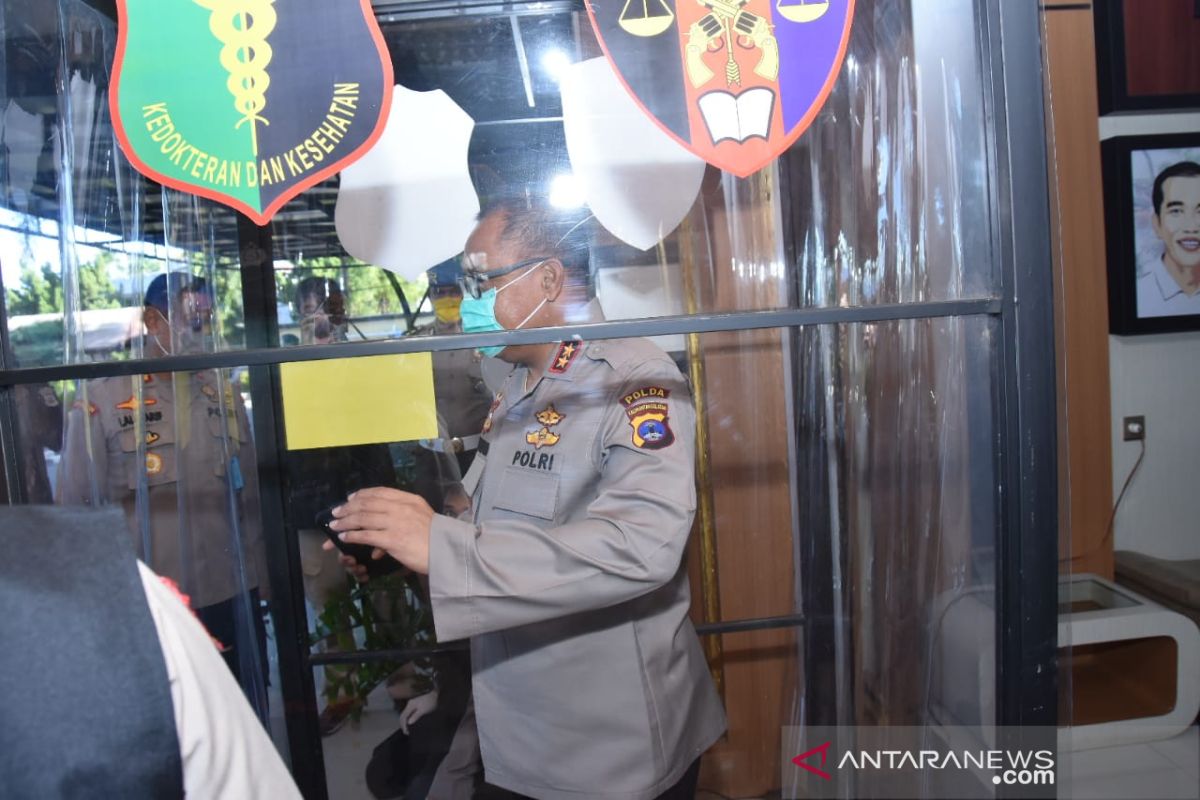 Polda Kalsel wajibkan anggota dan warga melewati bilik anti kuman