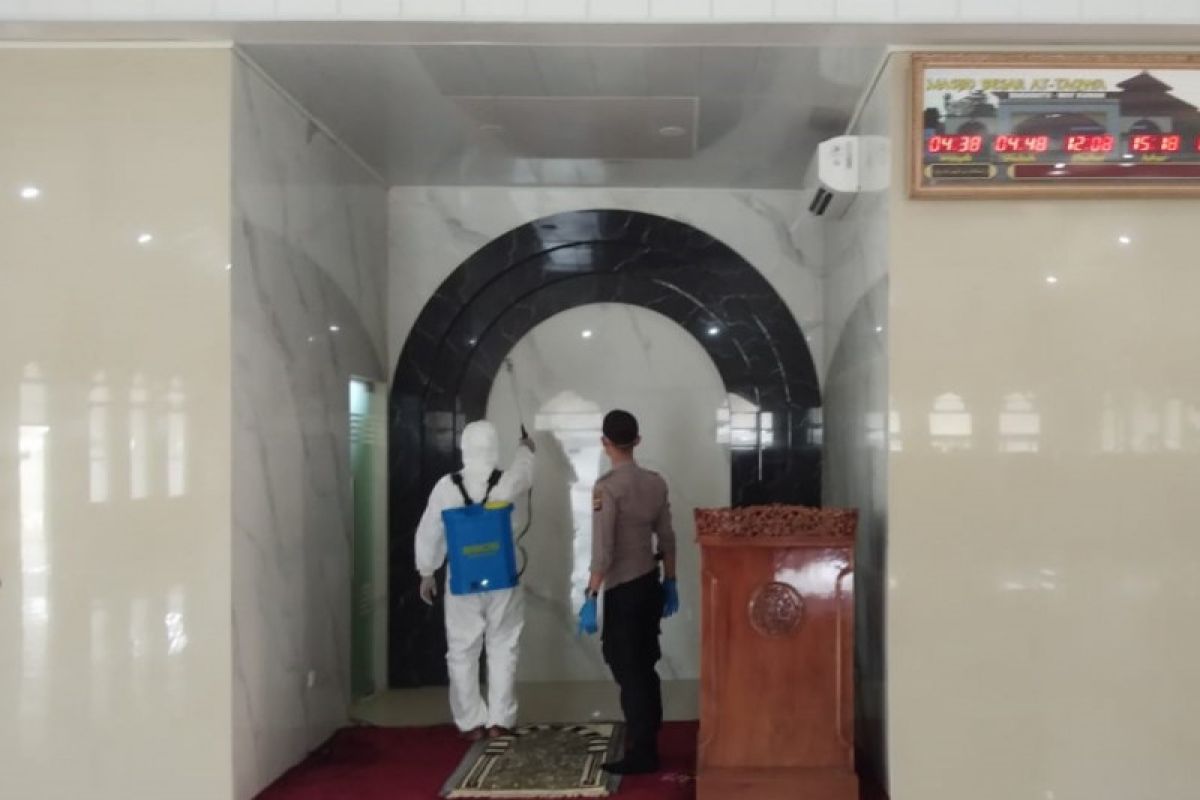 Polres Waykanan semprot diisinfektan tempat ibadah Masjid At-Taqwa Baradatu