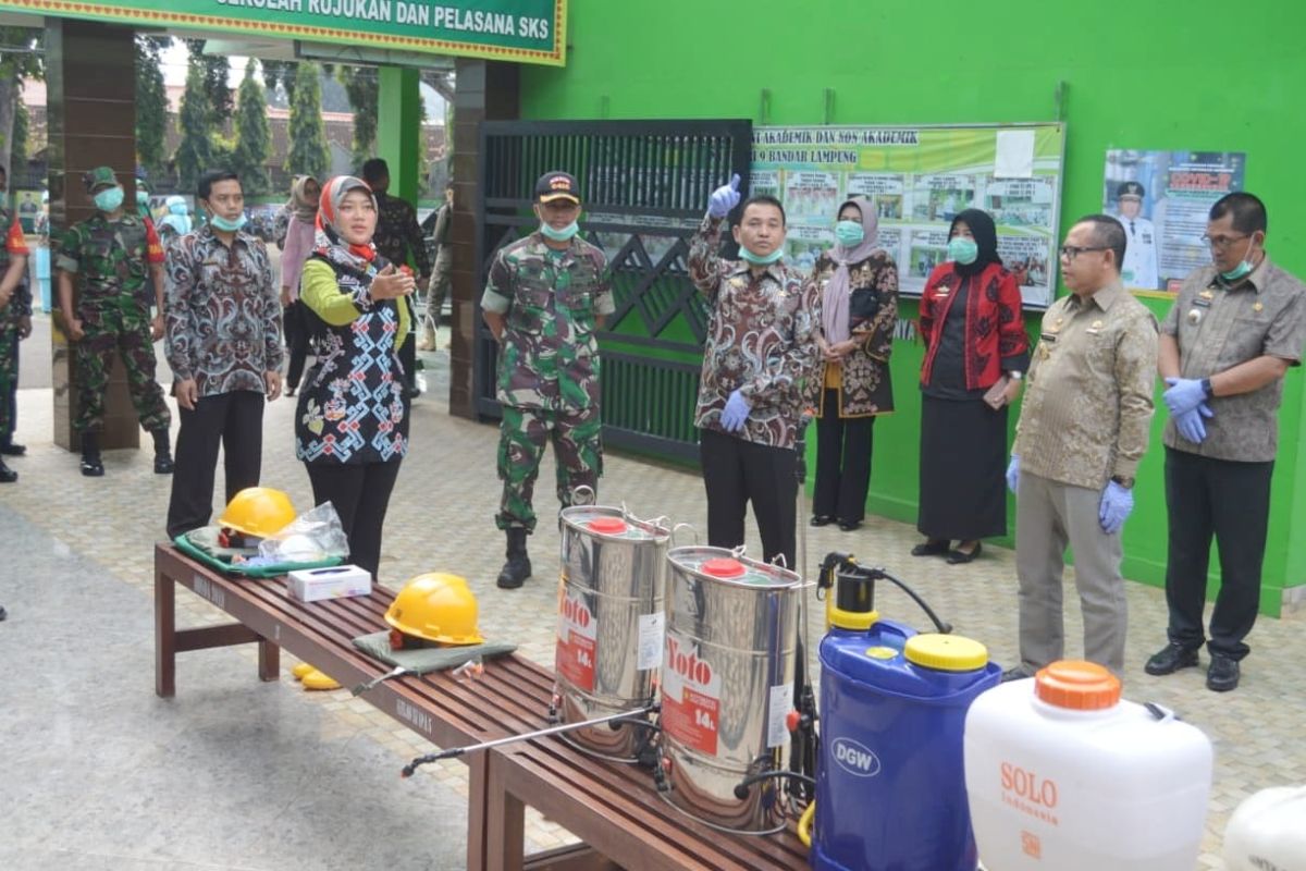 Cegah penyebaran COVID-19 di sekolah, Wagub Lampung pimpin penyemprotan disinfektan