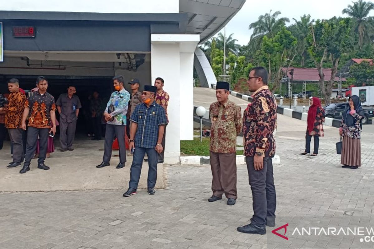 Bupati dan Wabup harus mendisinfektan diri sebelum masuk gedung bupati Sijunjung