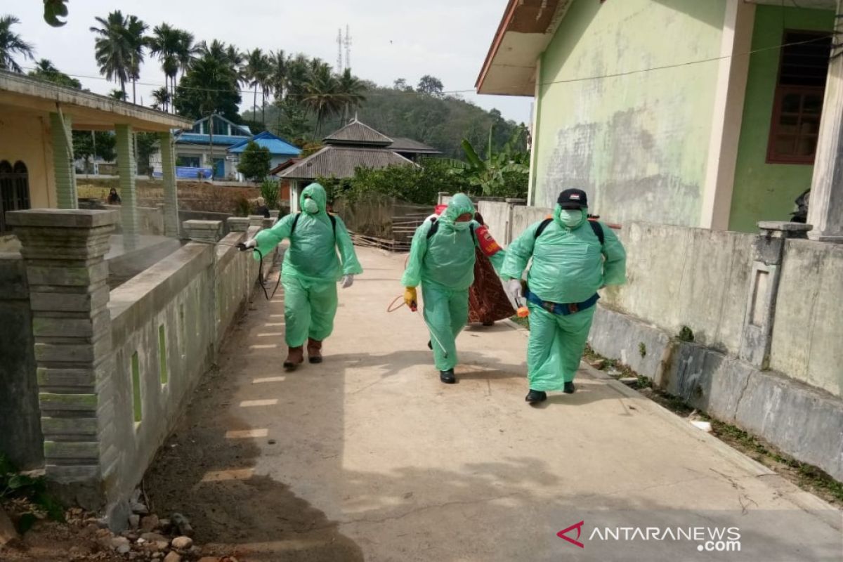 Cegah Corona, Muspika Puncak Sorik Marapi lakukan penyemprotan disinfektan