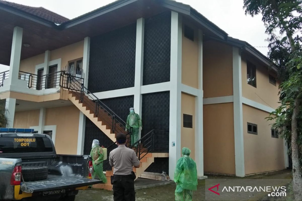 Pemkab Gowa semprotkan disinfektan di vila Idrus Paturusi