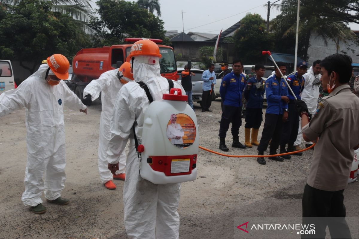 Gugus Tugas Pemkab Serang semprotkan disinfektan hingga ke desa