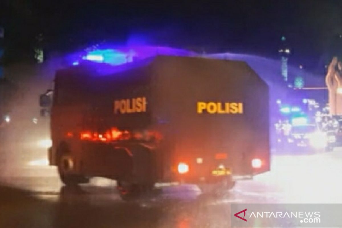 Mobil water canon semprotkan disinfektan di jalan protokol Pamekasan