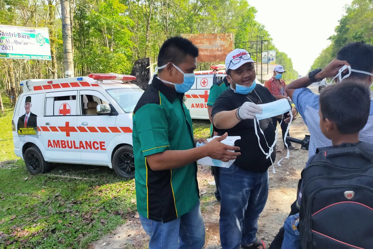 Antisipasi COVID-19 terhadap masyarakat desa, Sukimin bagi masker