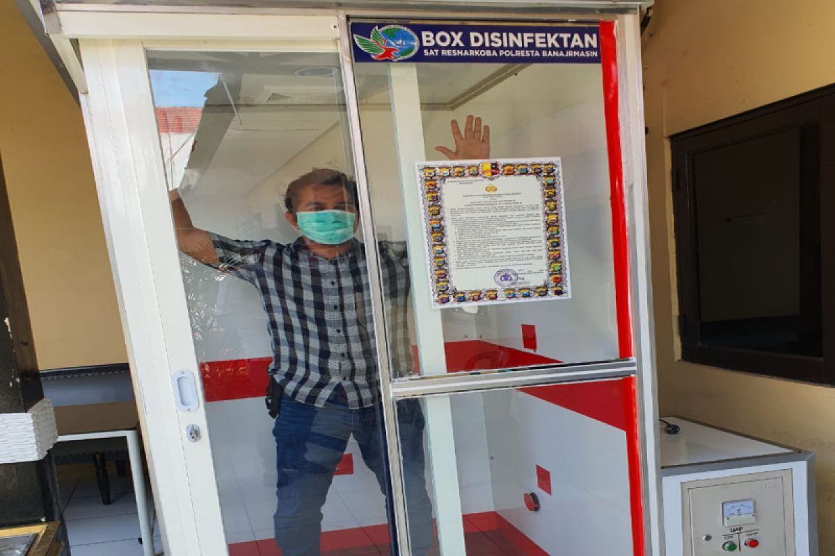 Satresnarkoba Polresta Banjarmasin sediakan box disinfektan sterilisasi personel