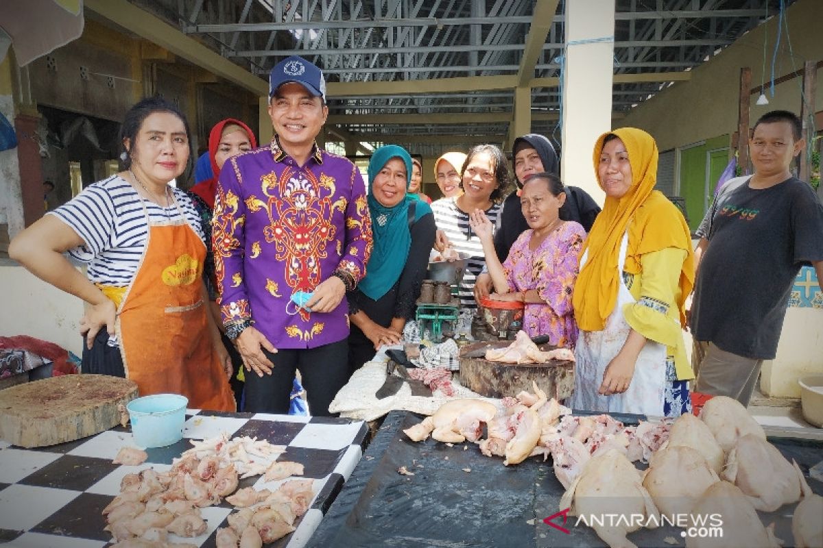 Bupati Kotim tutup seluruh pasar dadakan dan bebaskan iuran pedagang