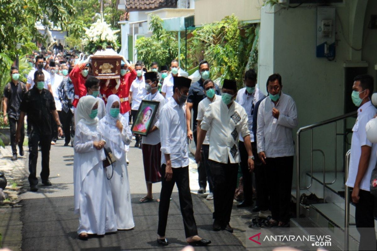 Jenazah ibunda Presiden Jokowi dishalatkan di Masjid Baturrachman