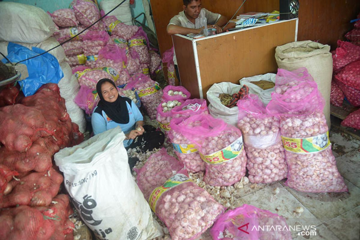 Pasokan bawang putih pasar Peunayong