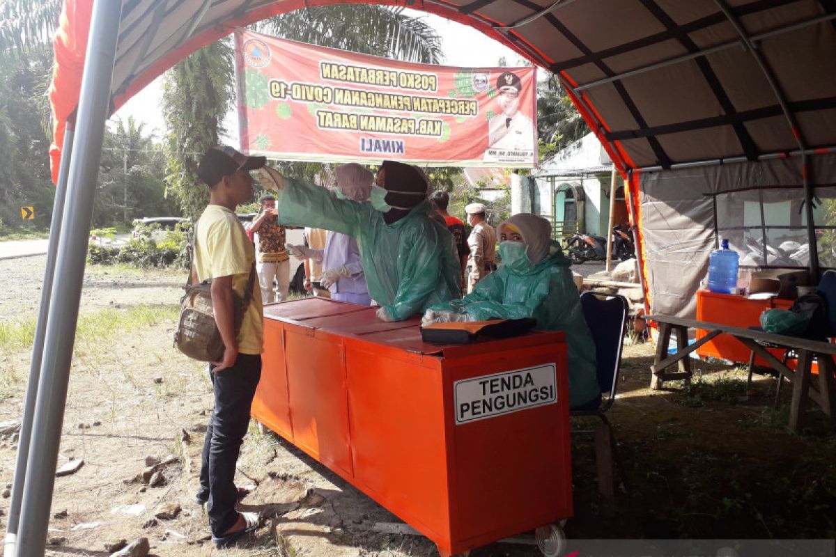 Ribuan warga menuju Pasaman Barat di perbatasan diukur suhu tubuhnya antisipasi COVID-19