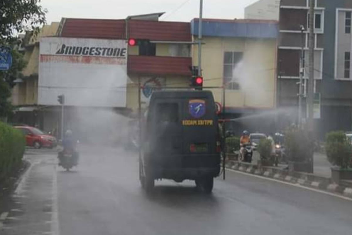 Pangdam XII/Tanjungpura tinjau langsung penyemprotan disinfektan di Pontianak