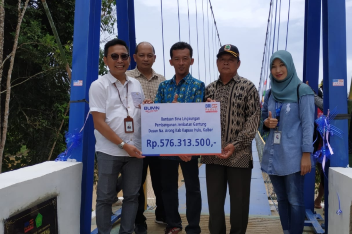 Bank BRI Putussibau bangun 105 meter jembatan gantung Nanga Arong Kalis