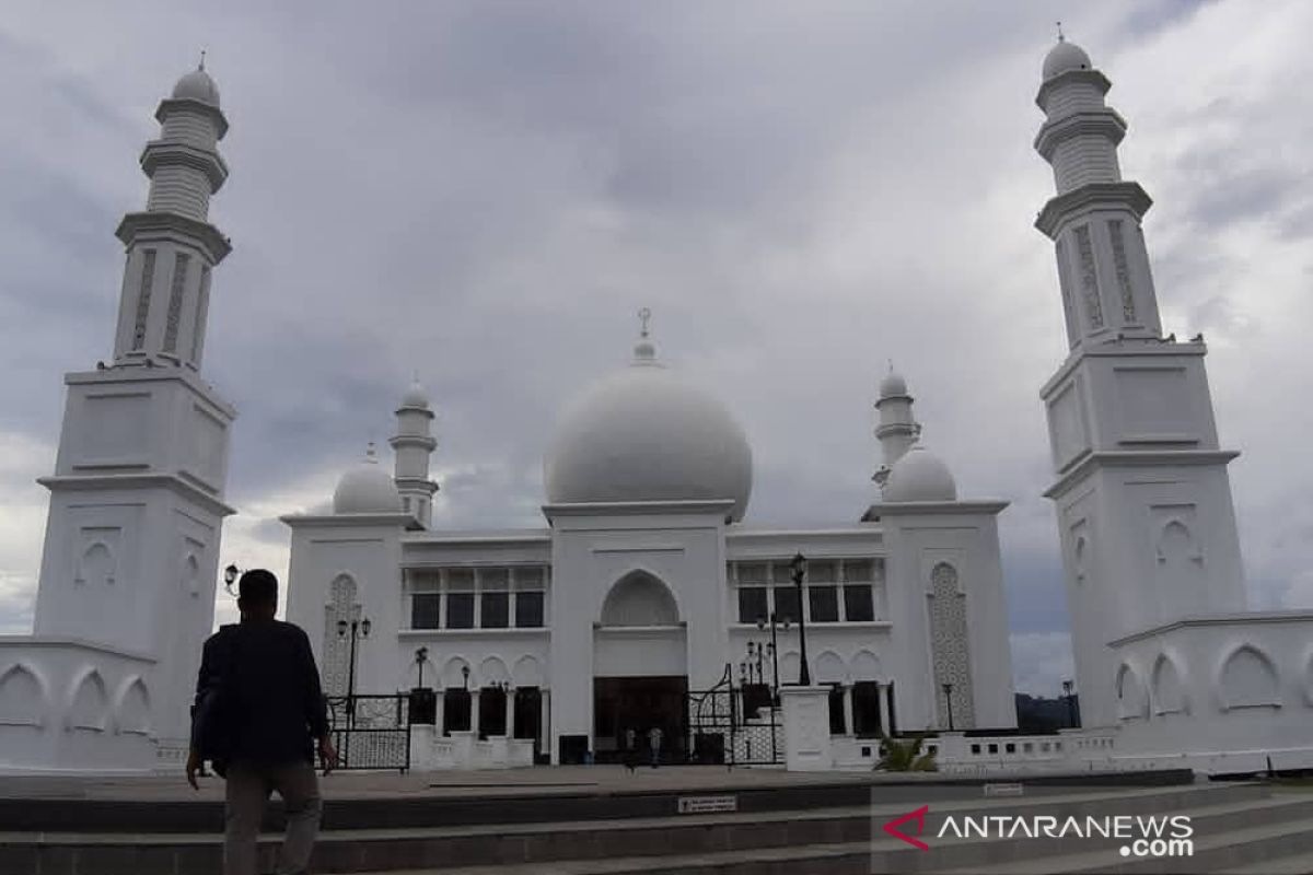 Pelaksanaan shalat Jumat di Masjid Oesman Al-Khair Sukadana dengan catatan