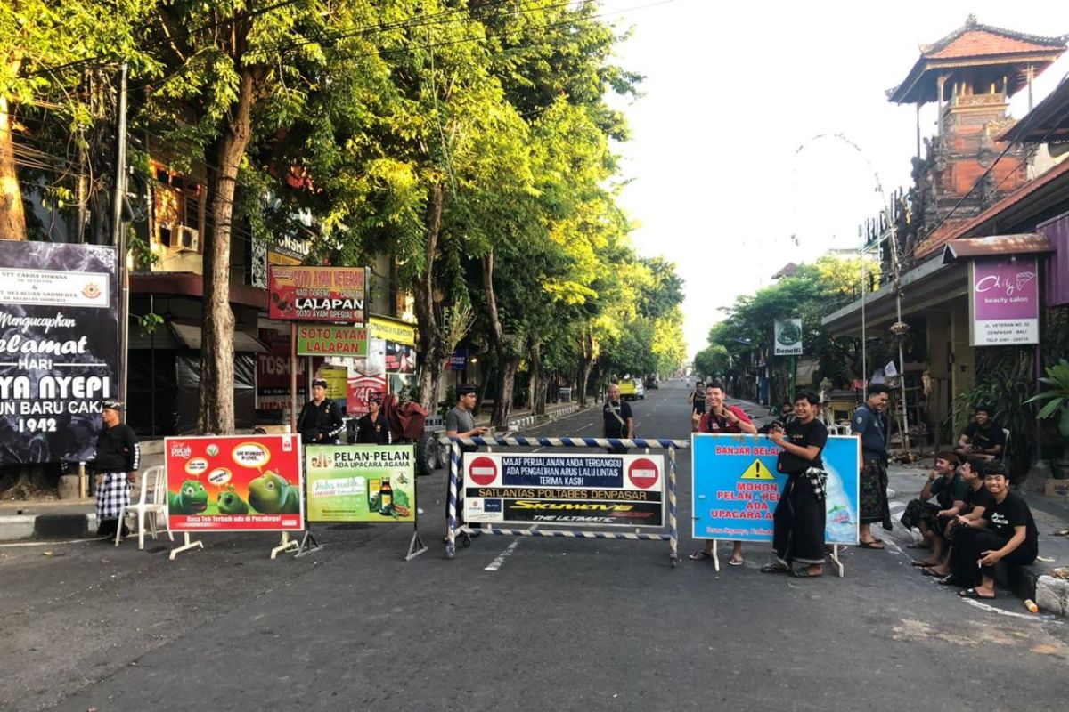 Masyarakat Bali tetap berdiam diri di rumah setelah Nyepi karena COVID-19