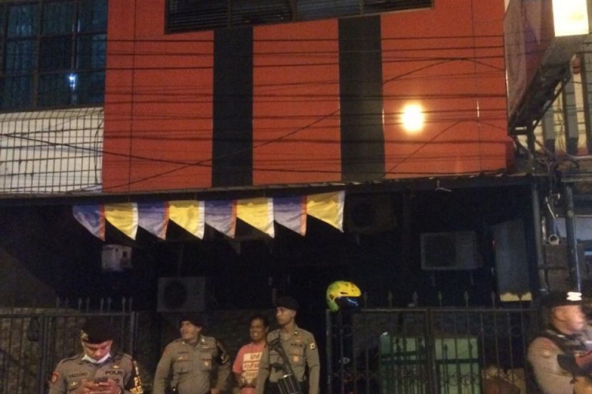 Polisi tutup belasan tempat hiburan malam cegah COVID-19 di Ambon