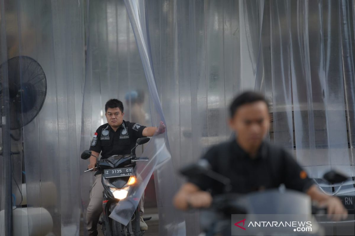 Polda Jawa Barat pasang lorong dekontaminasi cegah COVID-19