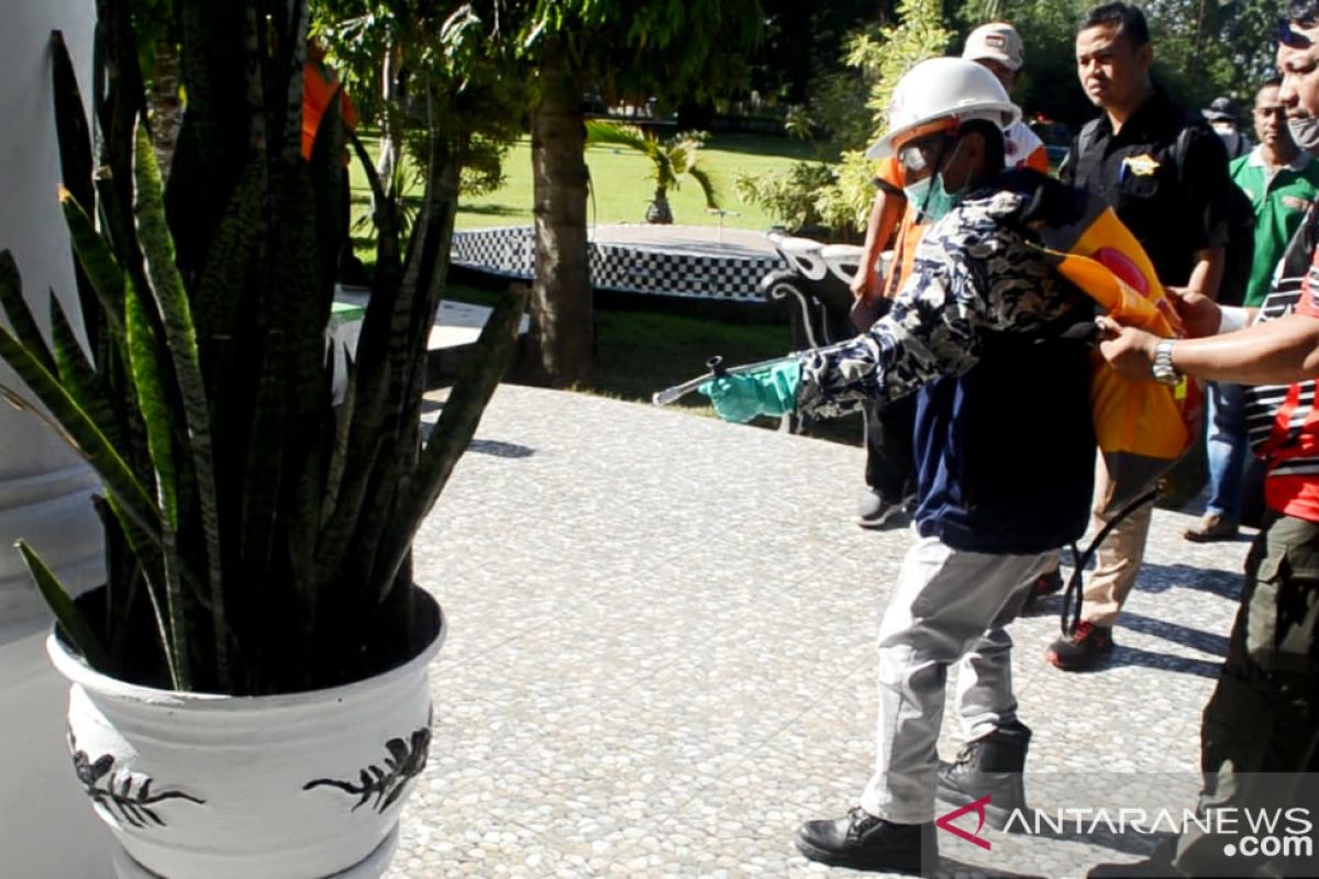 Pemkab Gorontalo semprotkan disinfektan ke fasilitas publik