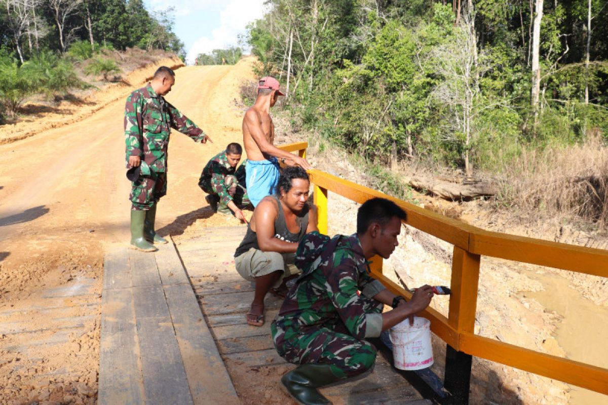 Prajurit dan warga lakukan pengecatan jembatan