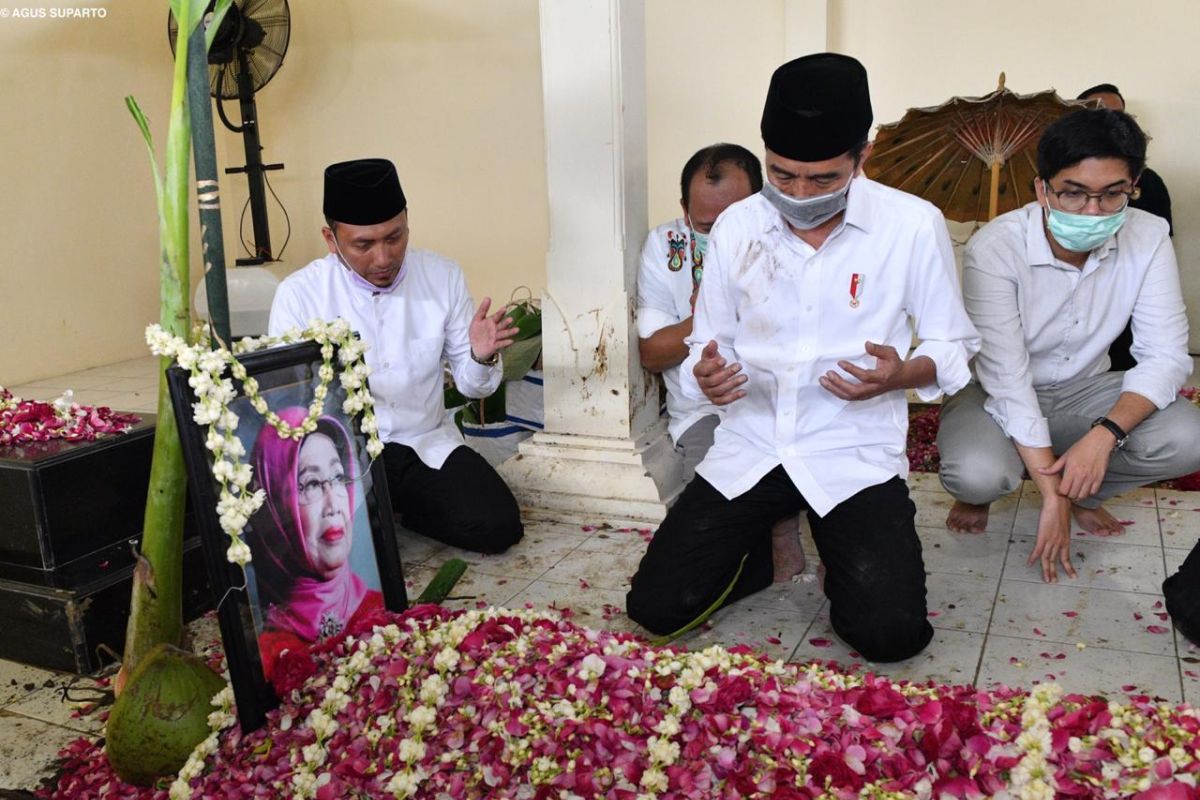 Presiden Jokowi jalani tradisi "brobosan" saat prosesi pemakaman