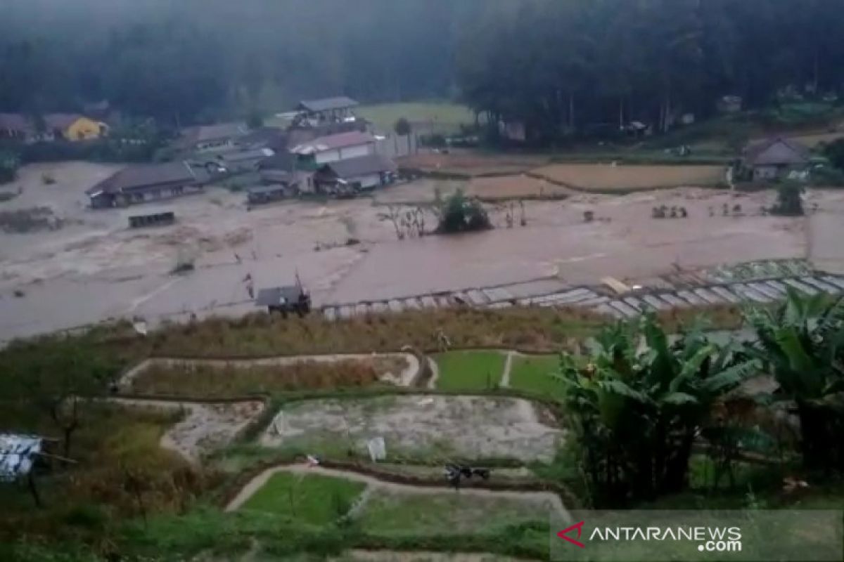 Ridwan Kamil meninjau lokasi banjir di Kabupaten Bandung