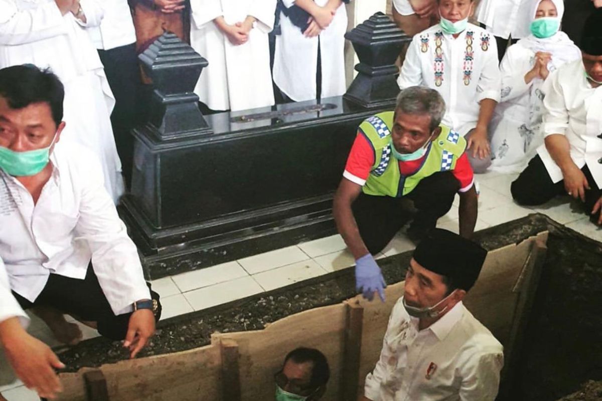 Presiden Jokowi ikut menguburkan jenazah ibundanya di kompleks permakaman keluarga di Mundu Selokaton