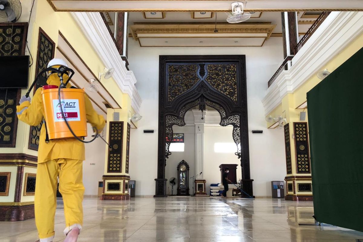 ACT bersihkan masjid dan sekolah dengan cairan antikuman