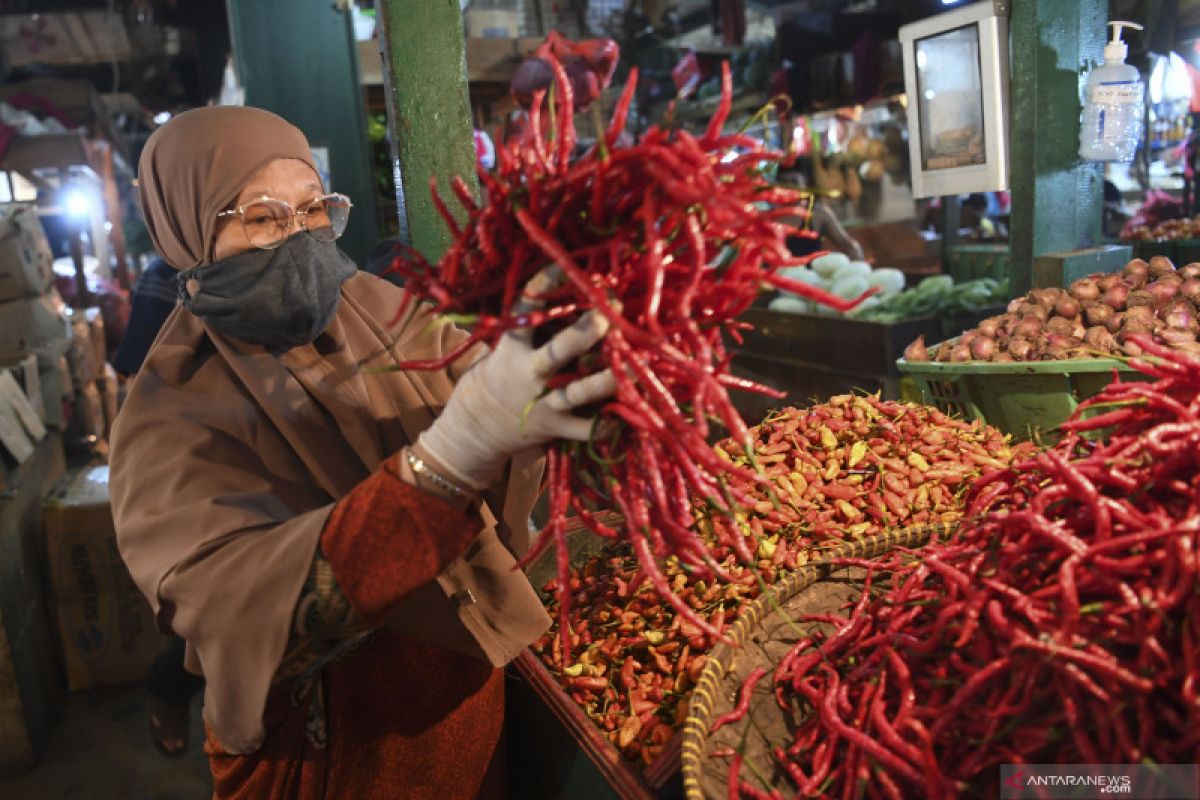 Pedagang sayur Pasar Senen layani pembeli secara jarak jauh